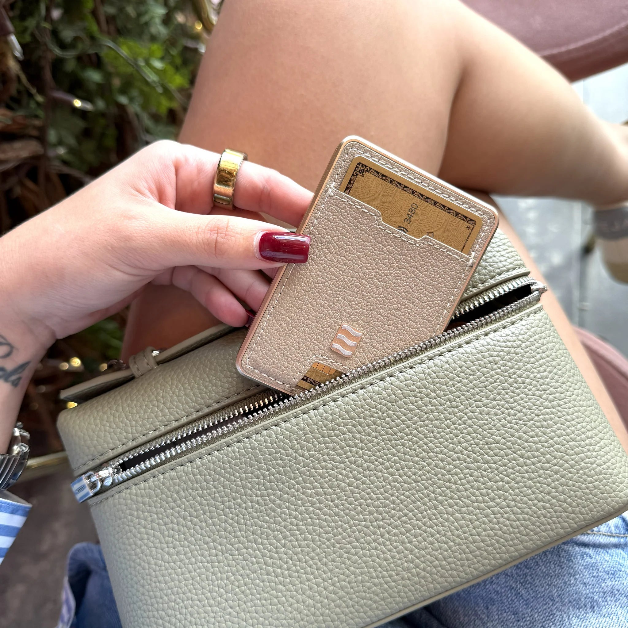 VENICE WALLET — Elegancia compacta, seguridad total.